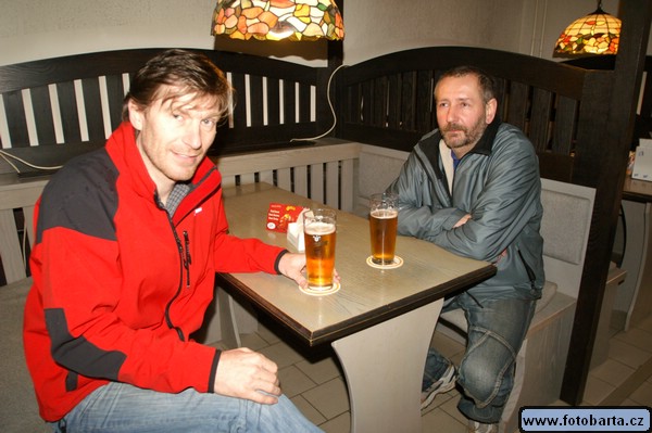 ..a tyhle dva to vyřešili po svém...k snídani jedno dobré pivečko..myslím si, že to byl ten vynikající Náchodský Primátor..a po snídani se pomalu šli podívat jak se závodí na kolách...Aleš Prostředníku nevěřícně kroutil hlavou, že se prý tak honěj...